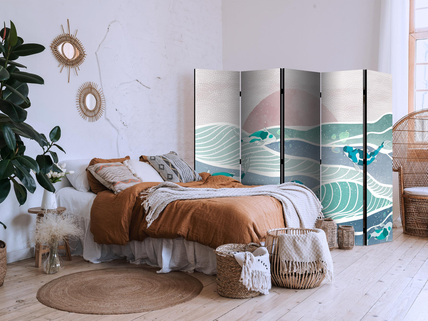 Biombo - Paisaje pintoresco con peces: puesta de sol y peces koi en tonos turquesa y azul, flotando sobre el agua.