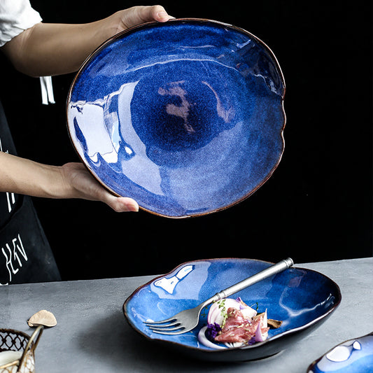 Plat en céramique bleu. Assiettes plates artistiques irrégulières.